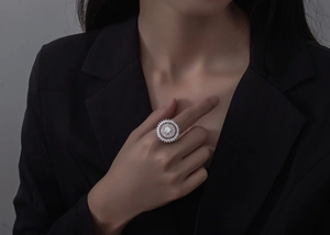 Détail d'une bague tournesol en argent massif avec pierres taille marquise sur modèle