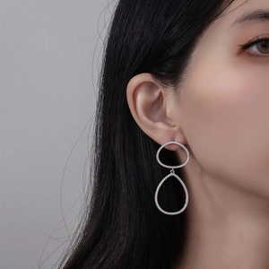 Boucles d'oreilles doubles anneaux argentés avec zircons étincelants pour femmes élégantes