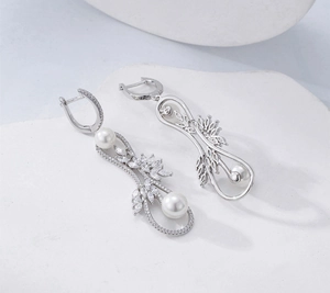 Détail macro du poinçon S925 sur boucles d'oreilles pendantes perle et zircone argent