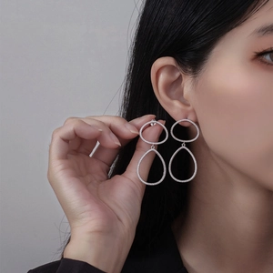 Boucles d'oreilles pendantes en argent 925 avec cristaux pavés et design en goutte