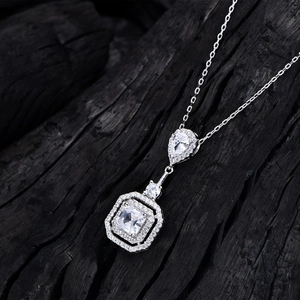 Collier en argent 925 avec pierres de taille poire et émeraude serties d'un halo brillant