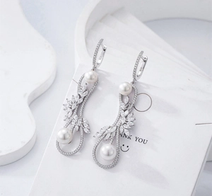 Vue détaillée du poinçon S925 sur boucles d'oreilles pendantes avec perles