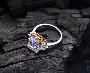 Makro-Detail des S925 Sterlingsilber Dreistein-Rings mit Radiant-Schliff-Edelstein