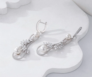 Détail des boucles d'oreilles pendantes en argent S925 avec perles et zircons blancs