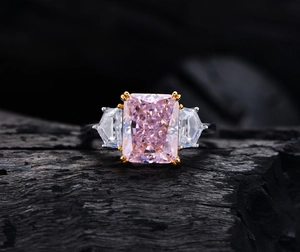 Makroansicht eines rosa Rings im Radiant-Schliff mit zweifarbigen Fassungsdetails