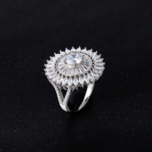 Bague fleur de soleil en argent sertie de zircons sur un fond sombre élégant