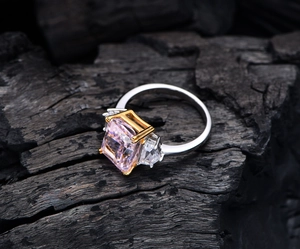 Nahaufnahme von 925er Silberring mit pinkfarbenem Radiant-Schliff-Diamanten
