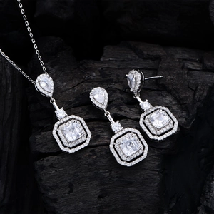 Luxuriöses 925er Sterlingsilber Schmuckset mit quadratischen Zirkonia im Smaragdschliff
