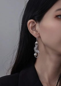 Vue détaillée de boucles d'oreilles pendantes en argent avec perles et oxydes de zirconium