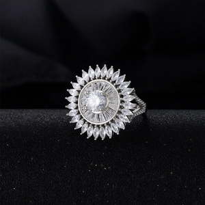 Bague tournesol en argent avec pierre centrale ronde et pétales de zircon marquise