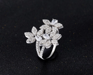 Vue détaillée d'une bague cocktail motif feuilles avec zircons micro-pavés et gemmes poires