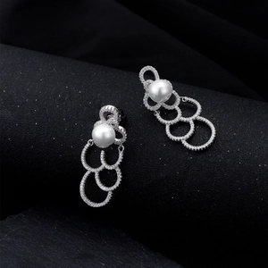 Boucles d'oreilles créoles en argent 925 avec perles blanches et zircons scintillants