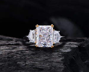 Detail eines Ring mit Radiant-Schliff-Diamant, Drei-Stein-Fassung und Bicolor-Vergoldung