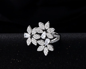 Détail macro d'une bague trois fleurs en argent avec pierres poire et pavé de diamants