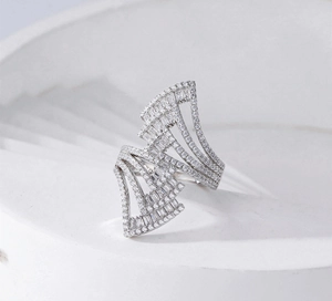 Detailansicht eines fächerförmigen S925-Silberrings mit Zirkonia auf geometrischem Sockel