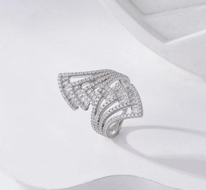 Detailansicht des fächerförmigen S925 Silberrings mit Zirkonia und 925er Punzierung