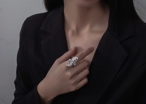 Detail eines fächerförmigen S925 Silberrings mit Zirkonia-Besatz an der Hand