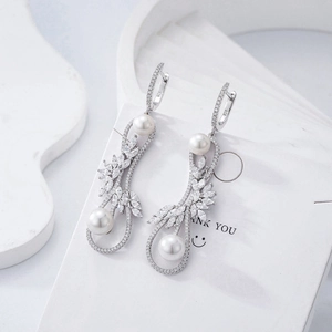 Élégantes boucles d'oreilles infini en argent S925 avec perles blanches et zircons brillants