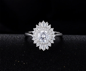 Macro shot of 925 silver sunflower ring with 6mm high carbon diamond and halo petals