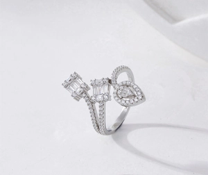 Détail de bague en argent S925 avec zircons de taille poire et émeraude brillants
