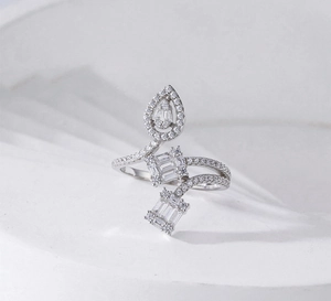 Détail de la bague en argent S925 avec zircons cubiques en formes de poire et rectangle