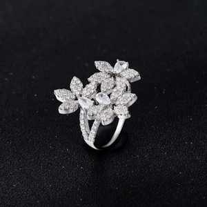 Bague raffinée en argent S925 avec motif de feuilles, diamants pavés et zircon taille poire