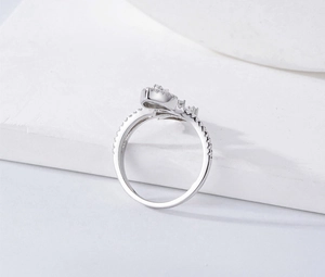 Macro d'une bague en argent S925 avec micro-pavage de diamants sur pierre blanche