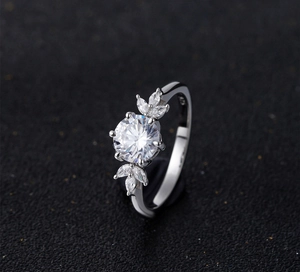 Vue macro d'une bague en argent S925 avec pierre ronde et accents de marquise