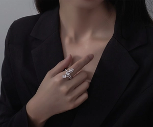 Détail de bague en argent S925 avec pierres de taille poire et rectangulaire en micro-pavé