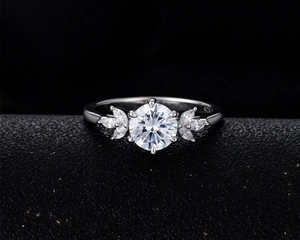 Vue macro d'une bague en argent 925 avec solitaire de 6,5mm et pierres de marquise