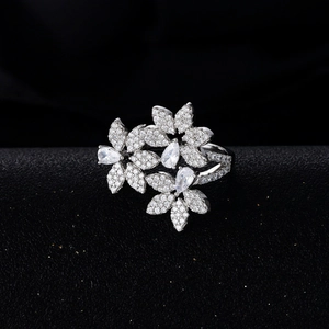 Bague pétales en argent S925 avec cristaux pavés et motif de feuilles élégantes