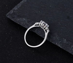 Vue latérale macro d'une bague en argent 925 avec pierre ronde et sertissage à griffes classique