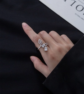 Détail macro d'une bague en argent S925 avec zircons taille poire et baguette au doigt