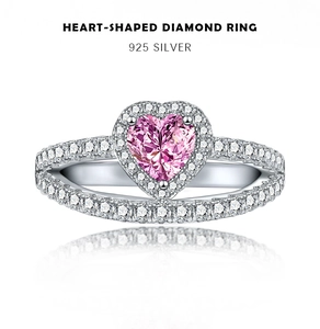 Vue détaillée d'une bague en argent 925 avec diamant rose en forme de coeur et halo