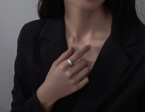 Vue détaillée d'une bague en argent 925 avec solitaire de 6,5mm sur le doigt d'un mannequin