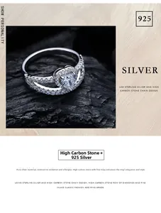 Détail macro d'une bague en argent 925 avec un diamant de carbone rose en cœur