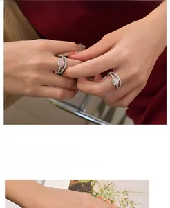 Détail d'une bague en argent 925 avec diamant rose en cœur et placage multicouche