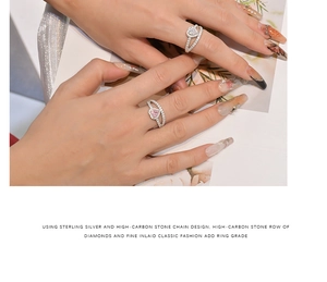 Gros plan d'une bague en argent 925 avec diamants roses et blancs en forme de cœur