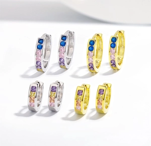 Dettaglio di orecchini a cerchio in argento S925 oro e argento con zirconi colorati