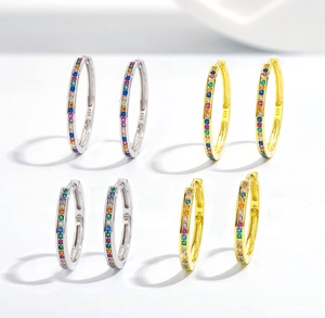 Dettaglio di orecchini a cerchio in argento 925 con zirconi colorati effetto arcobaleno