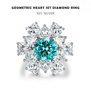 Detailaufnahme von geometrischem Herzring aus 925 Silber mit blaugrünem Edelstein