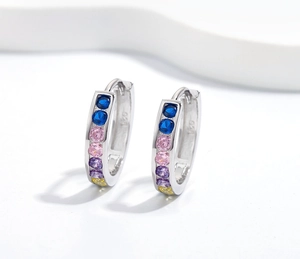 Dettaglio macro degli orecchini a cerchio in argento 925 con zirconi colorati arcobaleno