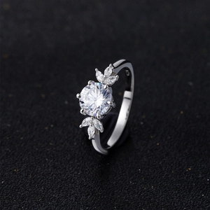 Bague classique en argent sterling 925 avec zircone ronde et détails marquise sur fond noir