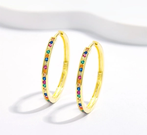 Dettaglio orecchini a cerchio in argento 925 placcati oro 18k con zirconi colorati