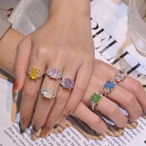 Luxuriöse farbenfrohe Ringe mit Radiant-Schliff auf Silber- und Goldbändern