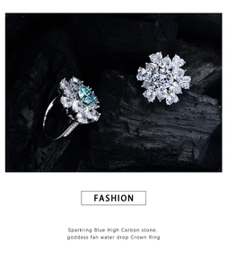 Detail von Blumen-Cluster-Ringen mit blauem Carbon-Diamant auf Kohle-Hintergrund