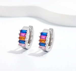 Détail macro du poinçon en argent S925 et boucles d'oreilles en zircon coloré