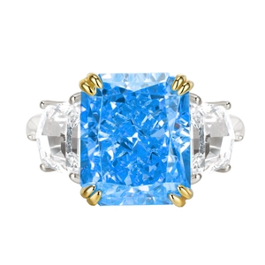 Drei-Steine-Ring mit strahlend blauem Mittelstein und trapezförmigen Diamanten in Silber