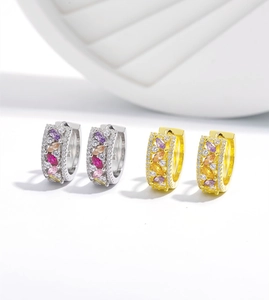 Détail du poinçon S925 sur boucles d'oreilles en argent avec zircons colorés