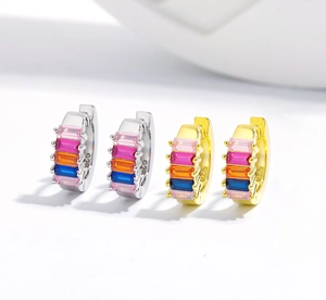 Détail du poinçon S925 sur les boucles d'oreilles avec pierres multicolores de taille baguette